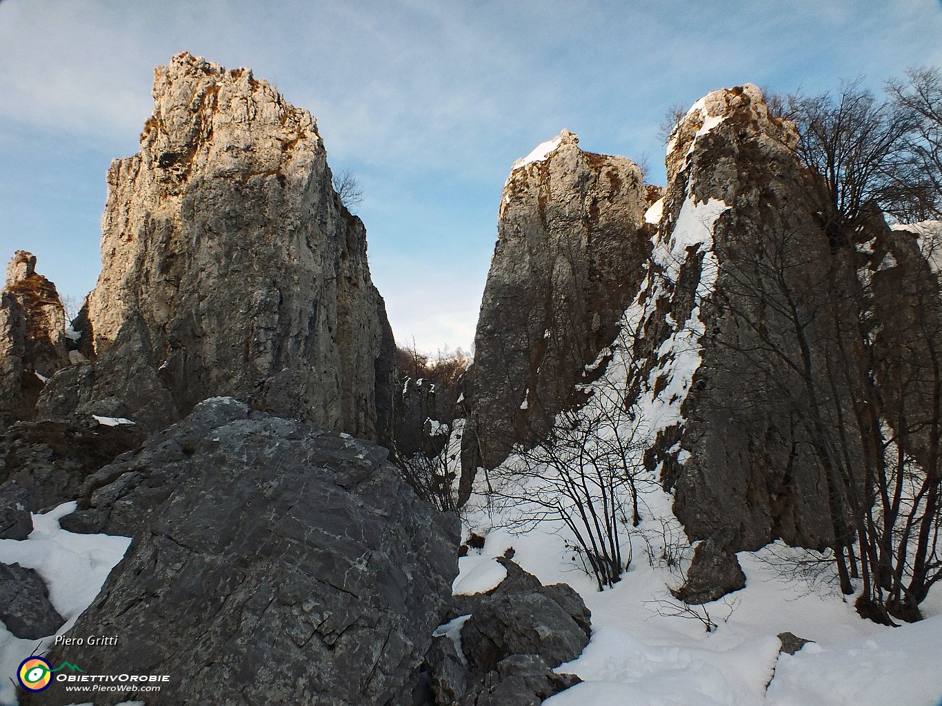 63 Il sole illumina le cime dei torrioni.JPG